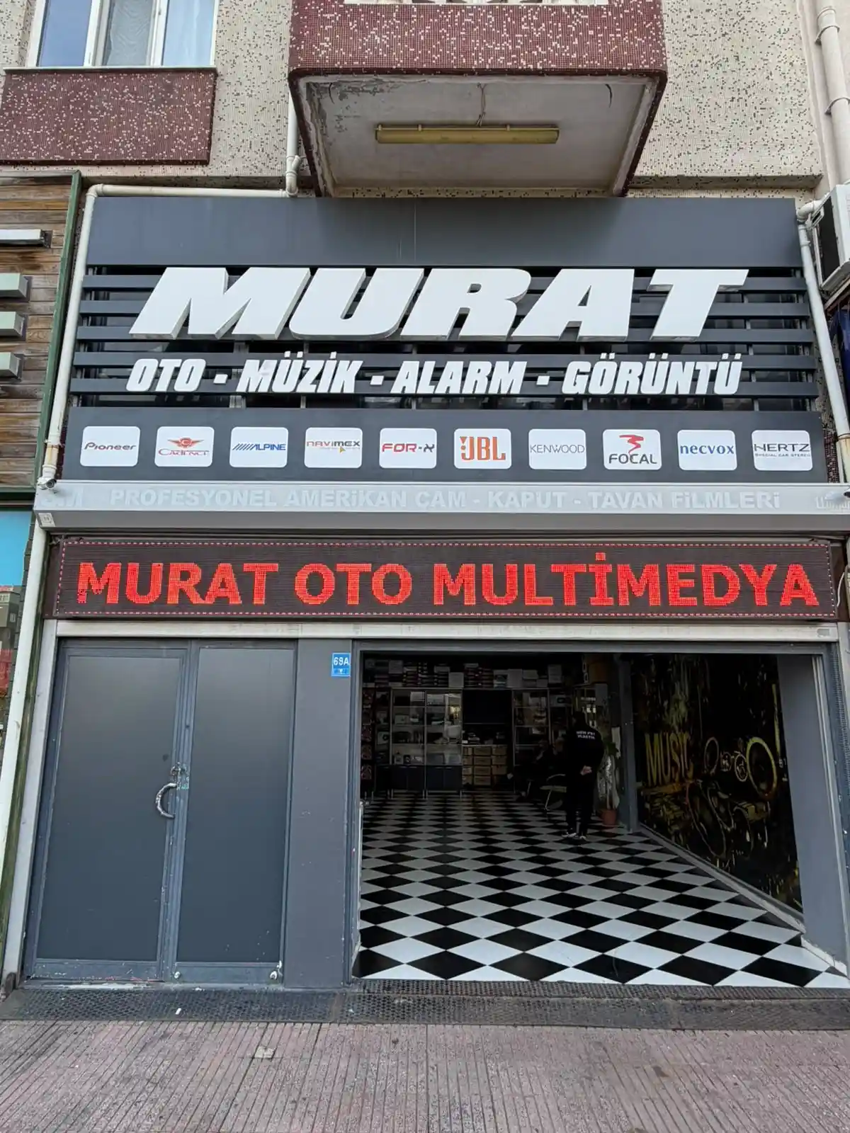 Çorlu Murat Oto Müzik mağazasının dış cephesi, tabelası ve girişi